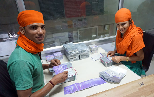 香る髪ラベンダーのラベル貼り中 ヘナ遊で手作りヘアケア ハーブシャンプー白髪染め