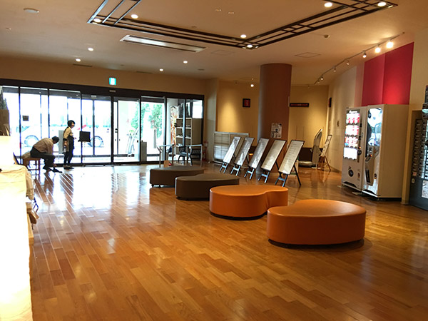 受付カウンターから玄関を見る