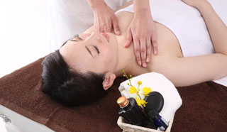 アロマ　オイル リンパ マッサージ