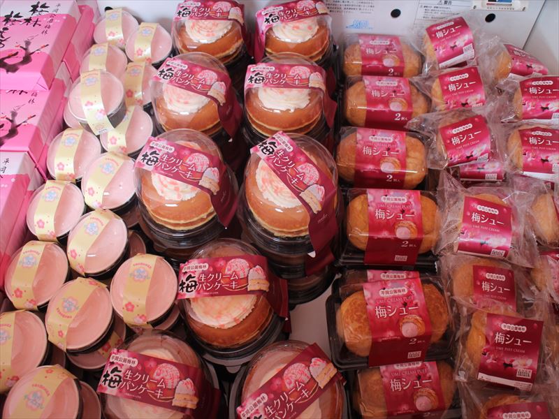 臨時売店に陳列されている梅生クリームパンケーキと梅シュークリーム