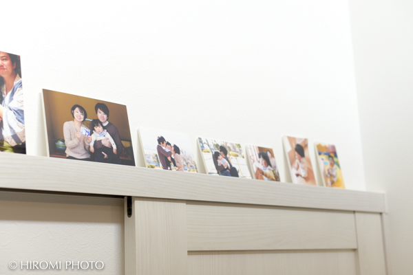 写真パネルが飾られた部屋