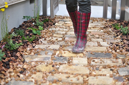 エクステリアのおしゃれな仕上げ サマーガーデンのスパイス レンガチップ 広島のガーデンコーディネーター ゆっこの庭 寄せ植え教室