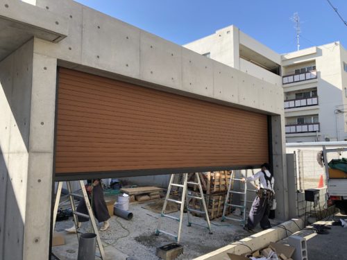 木目調の大きなガレージシャッター 大阪注文住宅 大阪土地探し ホーメストホームのブログ