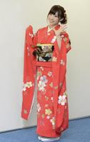 　晴れ着姿でポーズをとる岩佐美咲（撮影・北野将市）