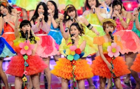 紅白歌合戦の舞台でＡＫＢ４８からの卒業を発表した大島優子（中央）