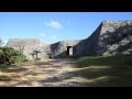 沖縄県 座喜味城 1/3 全景とアーチ門