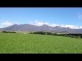 五月晴れの牧草地から那須連山