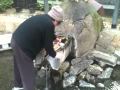 加賀・山代温泉「源泉公園でお湯を汲むお婆さん」
