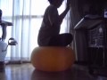 バランスボールに座る