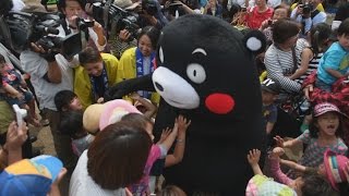くまモンに子ども大喜び 活動再開、被災地を訪問