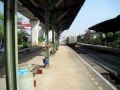 エアポートリンク高架線下を走るタイ国鉄の貨物列車