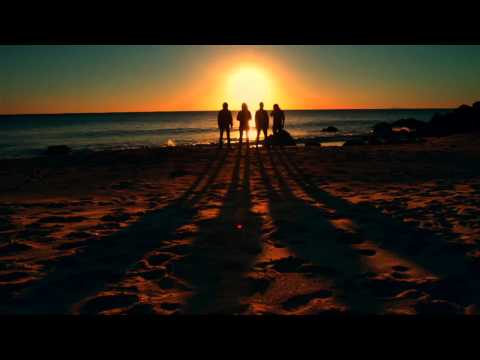 Arctic Monkeys – Old Yellow Bricks –.