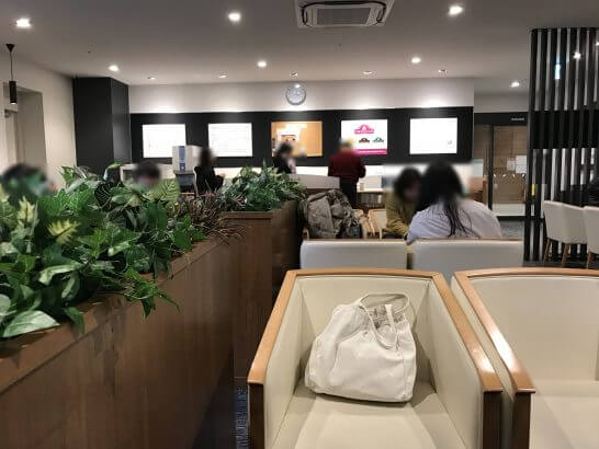 イオンラウンジの中