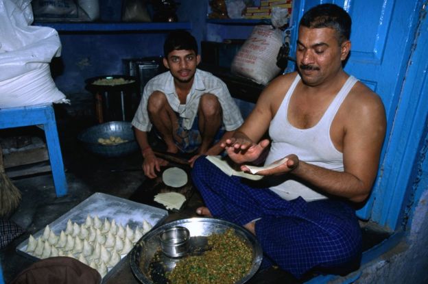 A Delhi samosa vendor