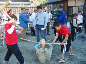 年末好例みちばたもちつき大会