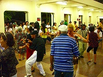 みんな踊りだす