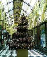 アーケードのツリー