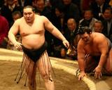初日白星スタートの朝青龍