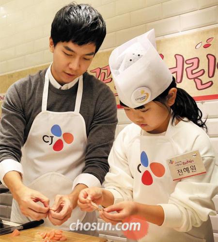 
	イ·スンギさん（左）がチュンドから来た学生と、ソウル中区CJ雪料理円でお雑煮を作っている。 /ギムヨンジョン客員記者
