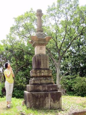 大坂の陣における両軍戦没者の供養塔(玉手山公園)