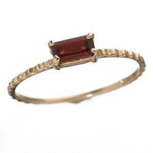 繊細、煌きK10バゲットカットリング ガーネット7号
