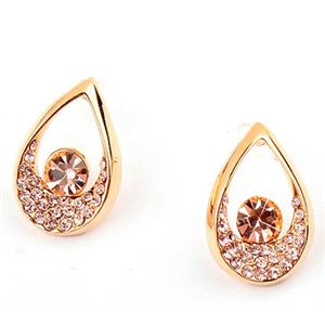 ワンランク上のお洒落を演出 ゴールドシンプルピアス