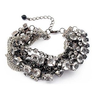 重厚感あるシルバーカラーのキラキラブレスレット