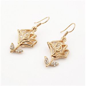 バラモチーフのゴールドピアス