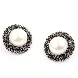 エスニックなデザインが光るデザインピアス