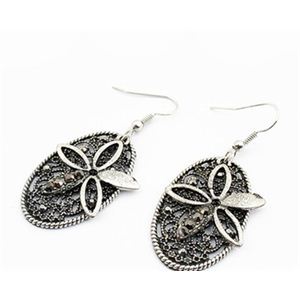 シルバーの花ポイントのピアス