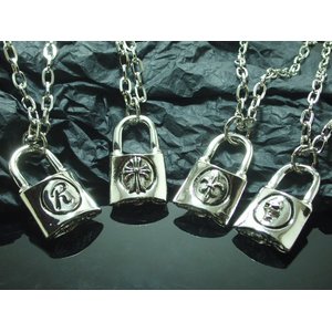パンクな大きめロック鍵ネックレス・４スタイル/スカル