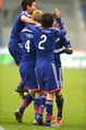 2点目、同点ゴールを奪った本田を取り囲むイレブン　(撮影：岸本勉/PICSPORT)