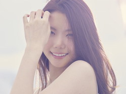 AFTERSCHOOL 末っ子カウンがテレビCM単独出演 海辺で真っ白なワンピース姿