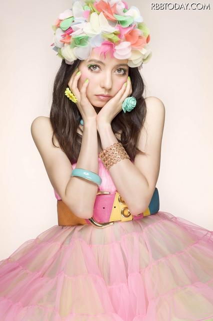 本人によるニューアルバム全曲解説やプレゼント企画！充実のベッキー特集