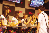 ファンとハイタッチを交わすSKE48のメンバー