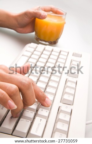 こんなふうに片手でジュースのコップを持ちながらパソコンの作業するのはダメだよ