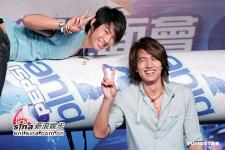 组图：言承旭吴建豪出席见面会祝福仔仔与大S
