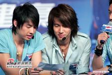 组图：言承旭吴建豪出席见面会祝福仔仔与大S