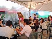 秋田にオープンカフェスタイルのビアガーデン－恒例ビアガールも