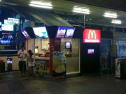 「ハンバーガーを販売しない」マック新店－タイのBTS駅構内に出店