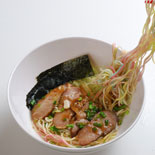 日本帰りのタイ人店主が生み出した「レインボー・ラーメン」、バンコクで話題に
