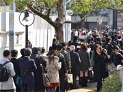 京王線調布駅が入場規制で3時間待ち－数百人の長蛇の列に
