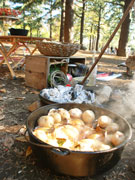 調布・野川公園でアウトドア料理体験－ローストチキンやパエリアに挑戦