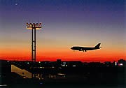 ビール片手に飛行機見学－福岡空港の送迎デッキに初のビアテラス