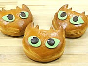 映画「ヒックとドラゴン」トゥースのクリームパン、博多に登場－チョコ細工も
