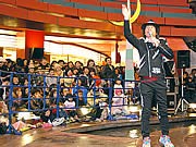アースマラソン・間寛平さん、日本上陸－「ありがとう！」博多でファンに笑顔