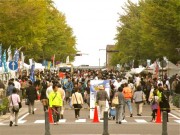 日本大通りで「tvk 秋じゃないけど収穫祭」-東北地方の復興支援も