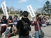 姫路城で甲冑武者と記念撮影－「姫路城甲冑隊」人気に