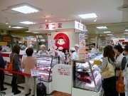 姫路・山陽百貨店に「不二家」－ミルキークリームロールに行列