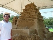 姫路の公園に「砂の姫路城」－砂像彫刻家が16日かけて完成